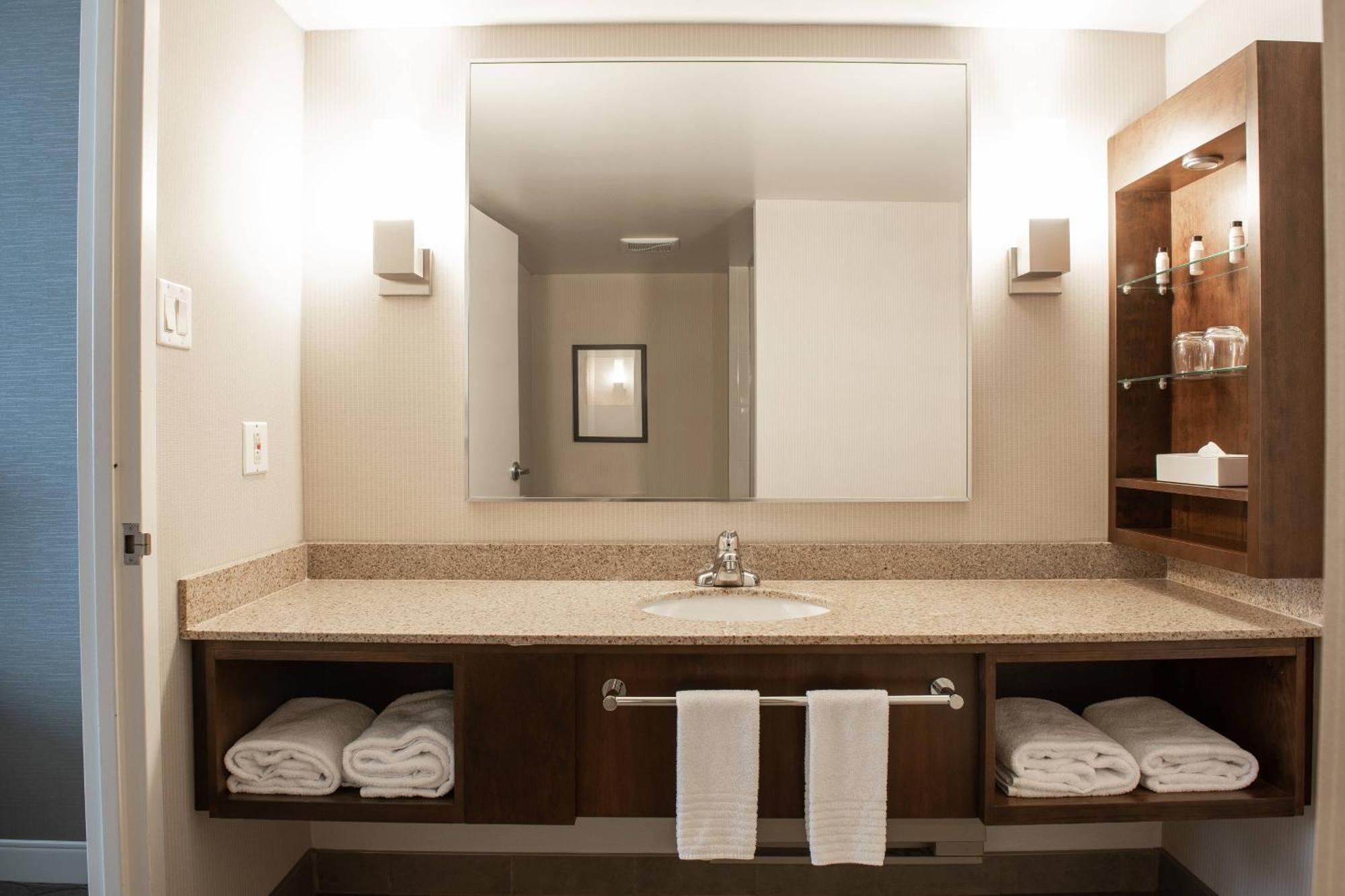 Delta Hotels by Marriott Saguenay Conference Centre Buitenkant foto